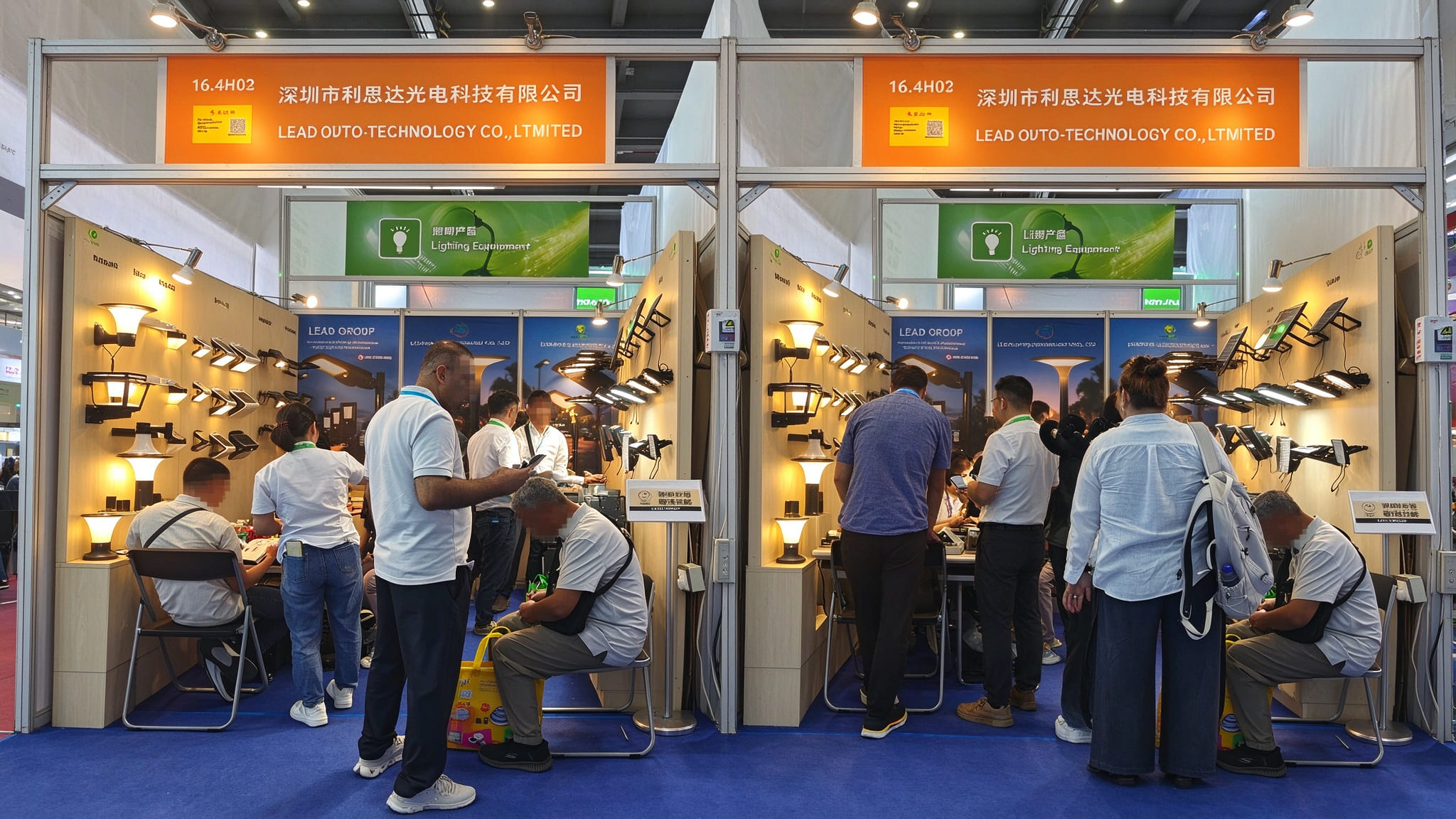 The customer stops to look at LEAD OPTO's product brochure The customer stops to look at LEAD OPTO's product brochure